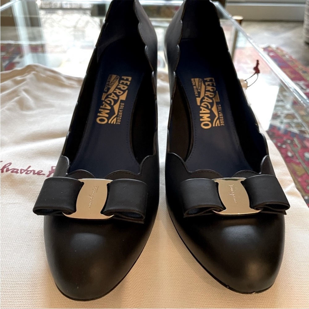 Carla black leather pumps size 9